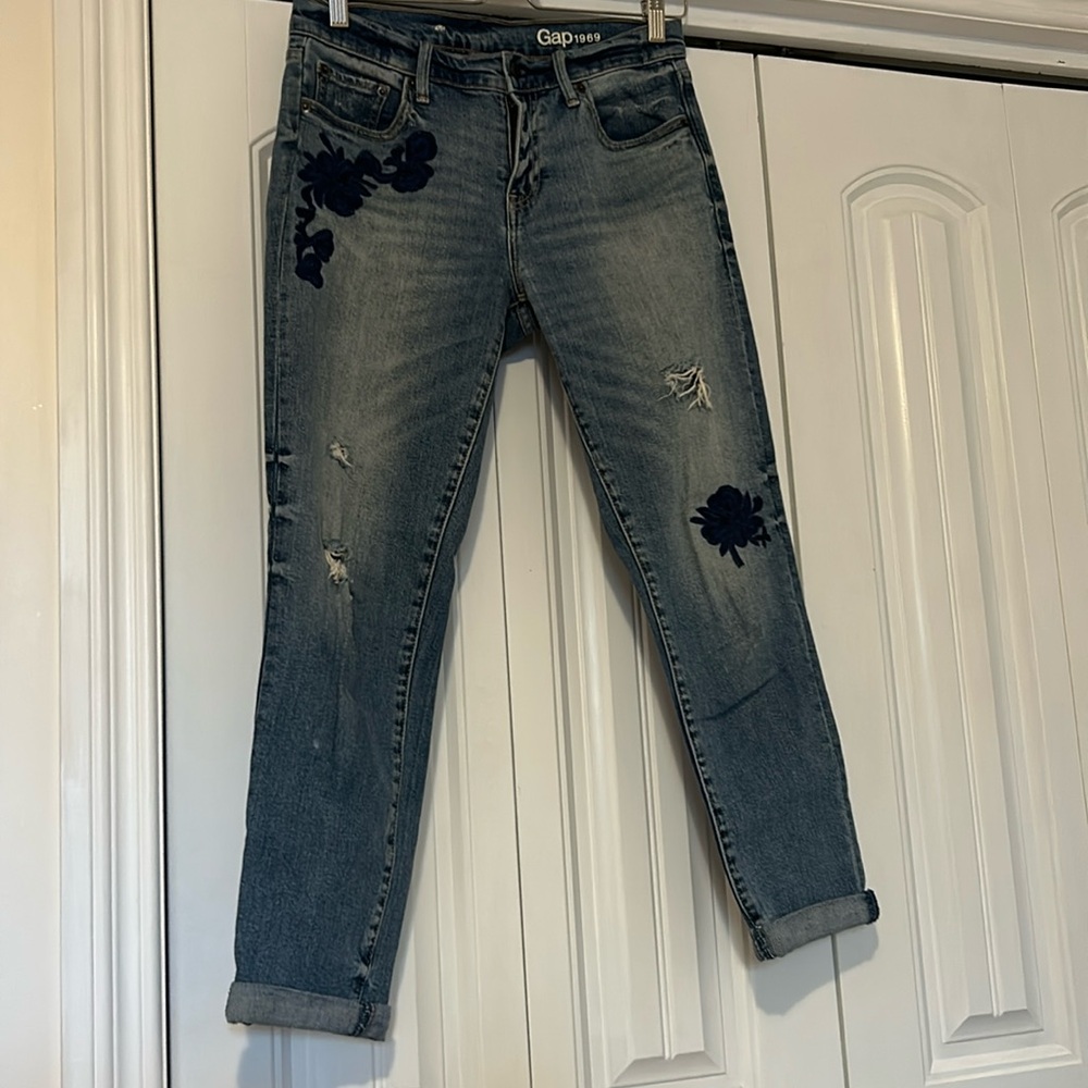 Gap 1969 distressed jeans with embroidery detail 26r